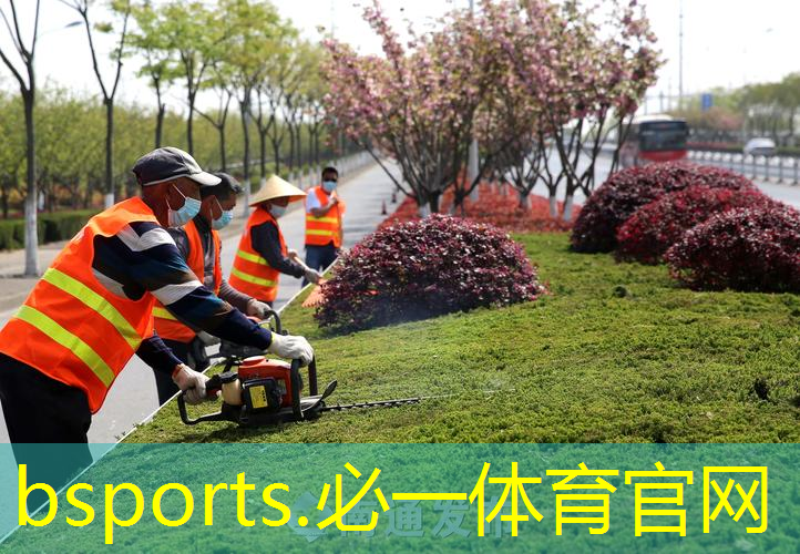 直接用网球拍将球捡起